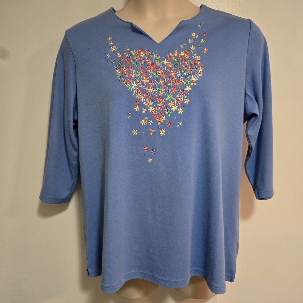 Quacker Factory 1X Blue Embroidered Flower Heart 3/4 Sleeve Split Neck A262572